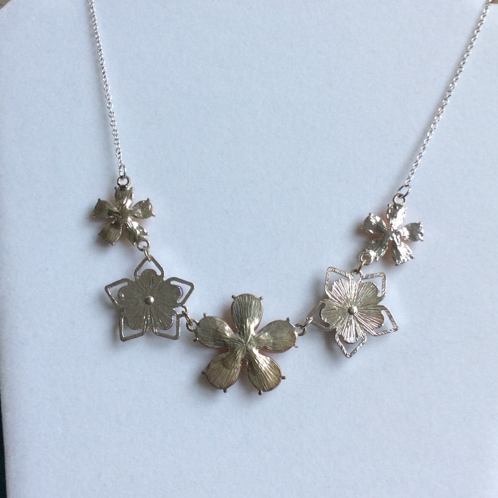 Flower Necklace w/Stones.  Beautiful - Picture 5 of 7